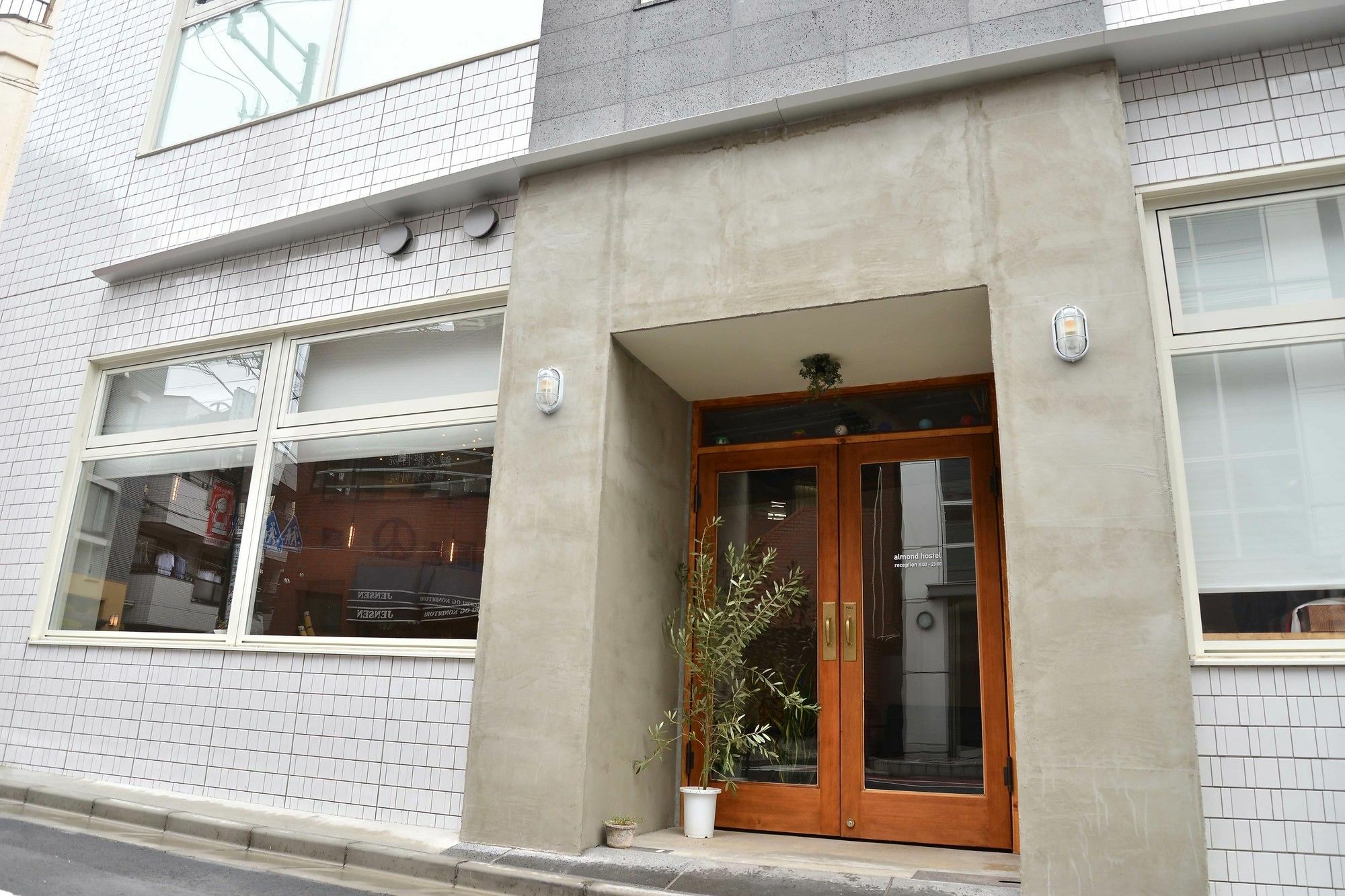 Almond Hostel & Cafe Shibuya Tokio Buitenkant foto